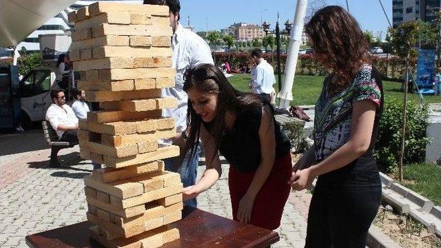 Athena Üniversite Öğrencilerini Çoşturdu