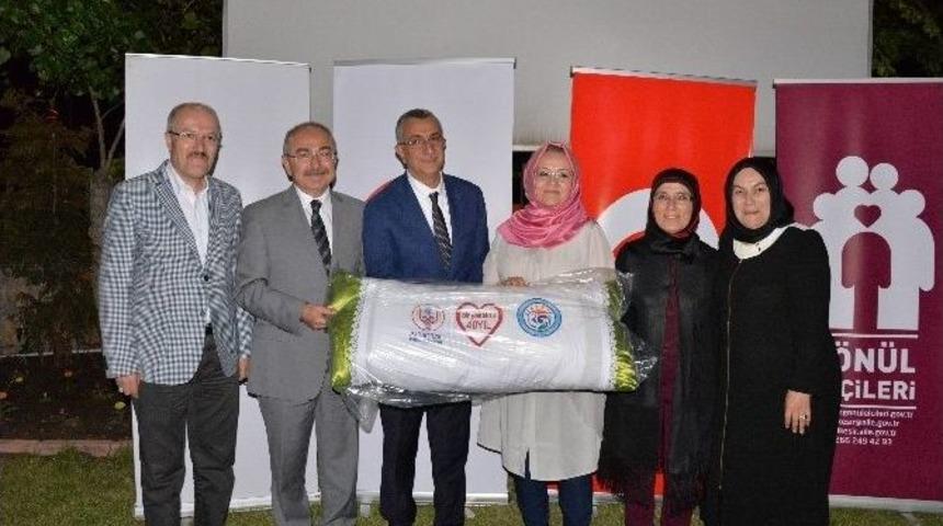 Evlilikte 40 Yılı Geride Bırakanlara Validen Yastık