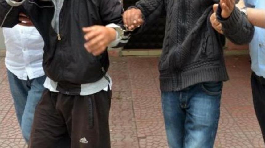 Evinde Yakaladığı 2 Hırsızın &Ccedil;enelerini Kırdı