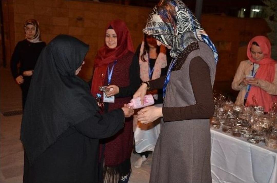 &Uuml;niversite &Ouml;ğrencileri Mira&ccedil; Kandilinde Vatandaşlara İkramda Bulundu