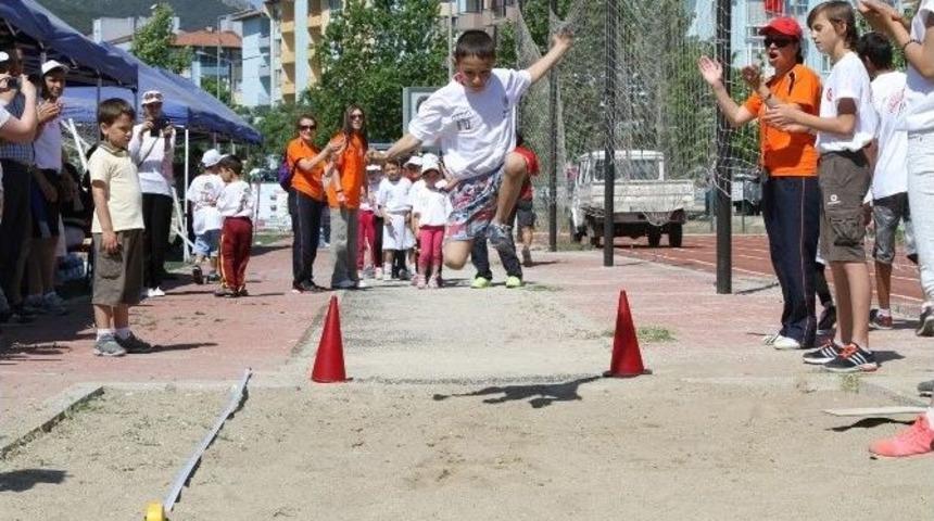 Gaziemir&rsquo;de Minikler Atletizm Şenliğinde Ter D&ouml;kt&uuml;