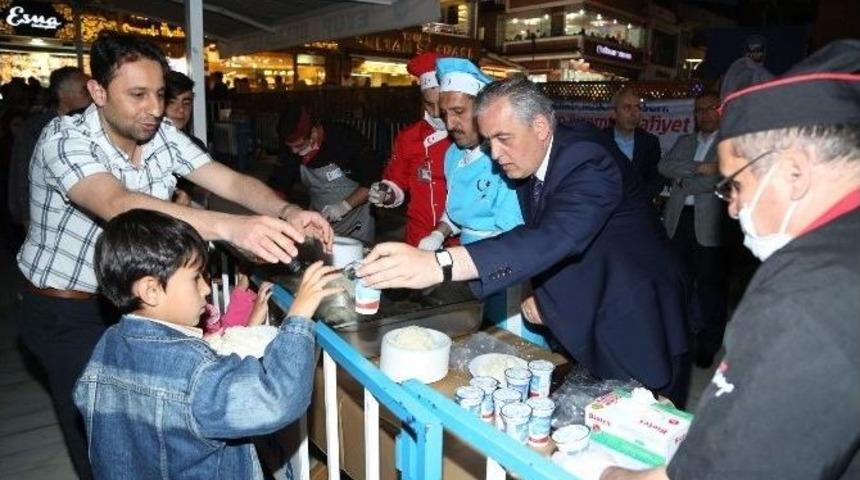 Başkan Aydın Mira&ccedil; Kandili&rsquo;nde Pilav Dağıttı