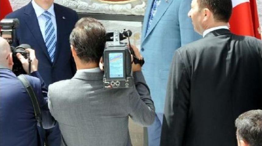 Cumhurbaşkanı 2'inci Abd&uuml;lhamit'in Tuğrasını Inceledi