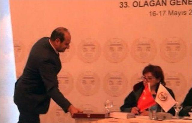 Plaketi Feyzioğlu&rsquo;na İade Etti 2