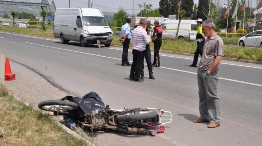 Minib&uuml;s&uuml;n &Ccedil;arptığı Motosikletli Gen&ccedil; &Ouml;ld&uuml;