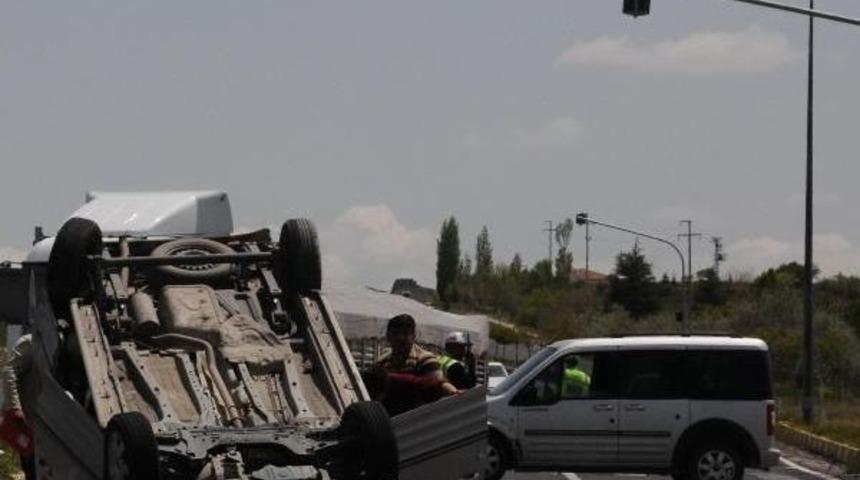 Kavşakta Kaza: 2 Yaralı