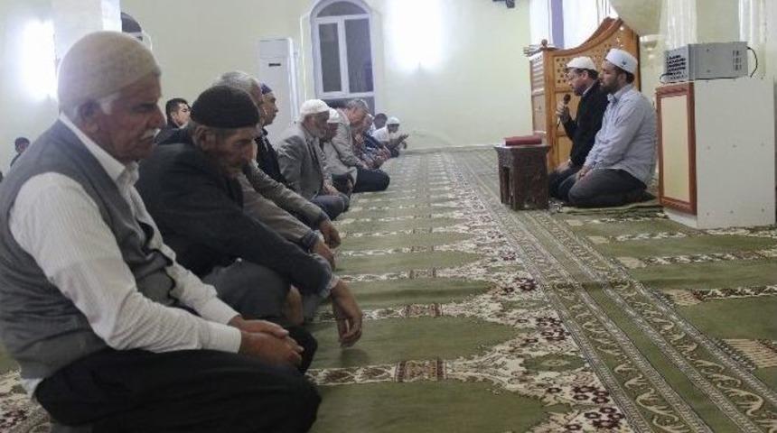 Mira&ccedil; Kandilinde M&uuml;sl&uuml;manlar Camilere Koştu