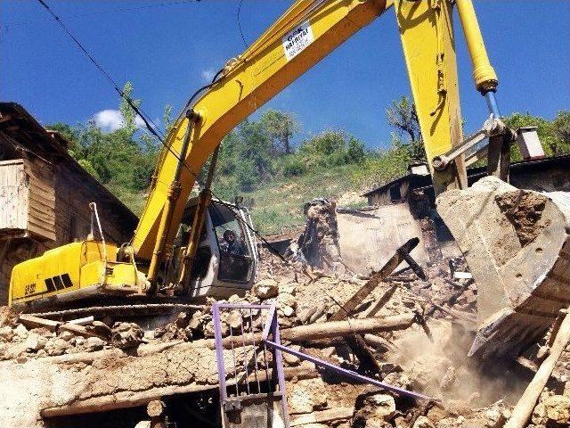 Karaman’da Çıkan Yangında 3 Ev Kül Oldu