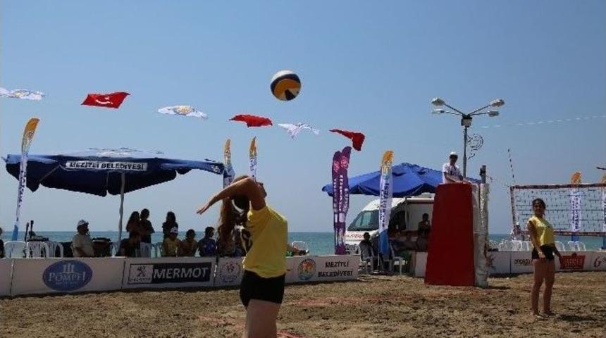Mezitli&rsquo;de &rsquo;plaj Voleybolu&rsquo; Heyecanı