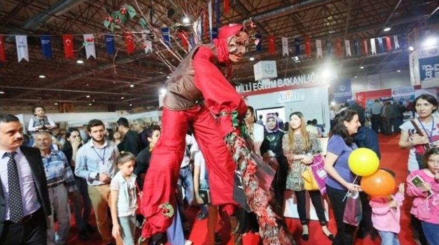 Kitap Fuarın 2. G&uuml;n&uuml;nde 17 S&ouml;yleşi 87 İmza Var