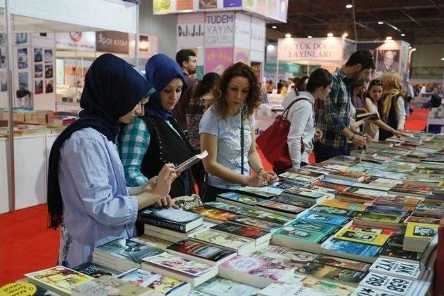 Kitap Fuarın 2. Gününde 17 Söyleşi 87 İmza Var