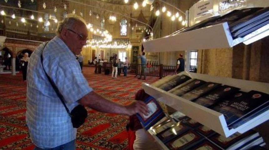 Selimiye Camii'nde Yunanca Ve Bulgarca İslam Dinini Anlatan Kitaplar Dağıtılıyor