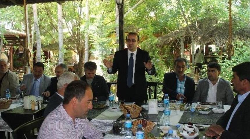 Ak Parti Malatya Milletvekili Adayı Taha &Ouml;zhan, 2002&rsquo;yi İşaret Etti: