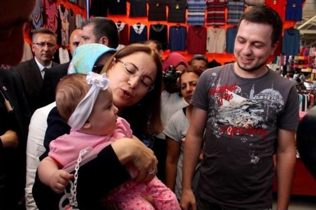 Bakan İslam Sosyete Pazarını Gezdi