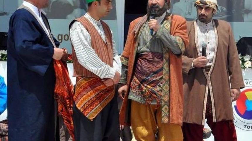 G&uuml;mr&uuml;k Bakanı Canikli, Şed Kuşandı