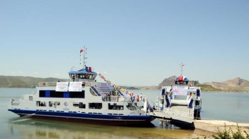 Keban Baraj G&ouml;l&uuml;'nde Hizmet Verecek Iki Araba Vapuru T&ouml;renle Suya Indi