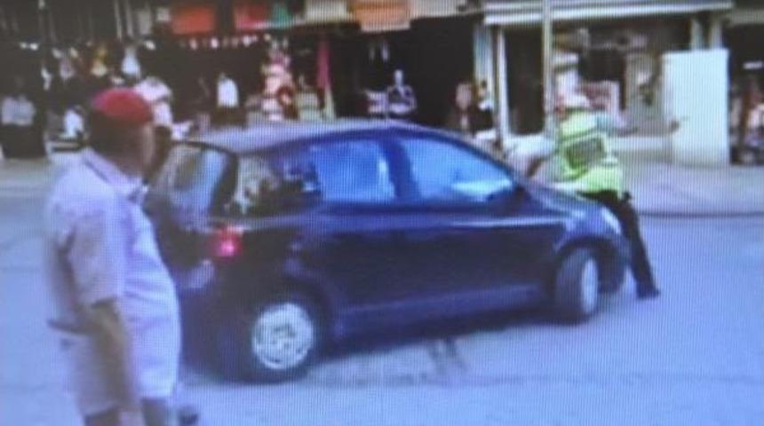 Kadın S&uuml;r&uuml;c&uuml; Ceza Kesmek Isteyen Polise &Ccedil;arpıp, Ka&ccedil;tı