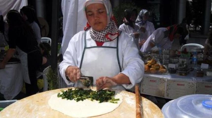 D&uuml;zce'de Doğada Yetişen Otlardan Yapılan Yemekler Tanıtıldı
