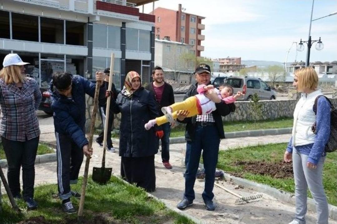 Ardahan Belediye Personelinin Fidan Dikim &Ccedil;alışmaları Devam Ediyor