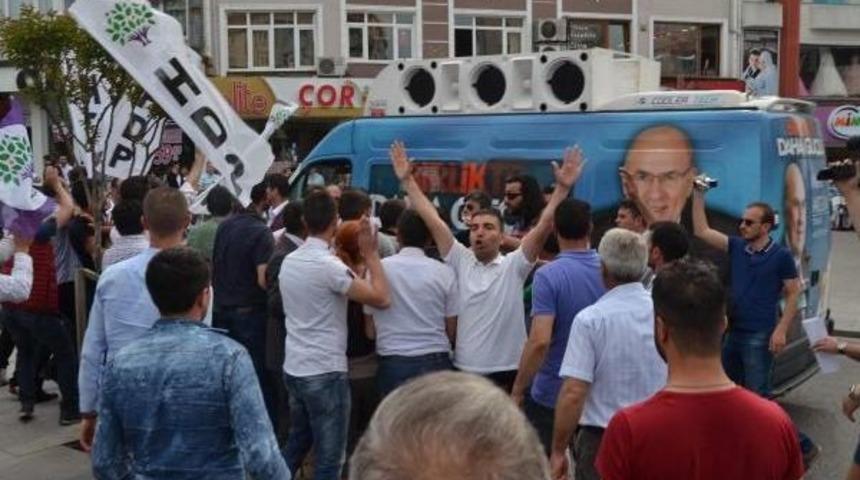 &Ccedil;orlu'da Hdp&rsquo;Liler Ak Parti Aracına Saldırdı
