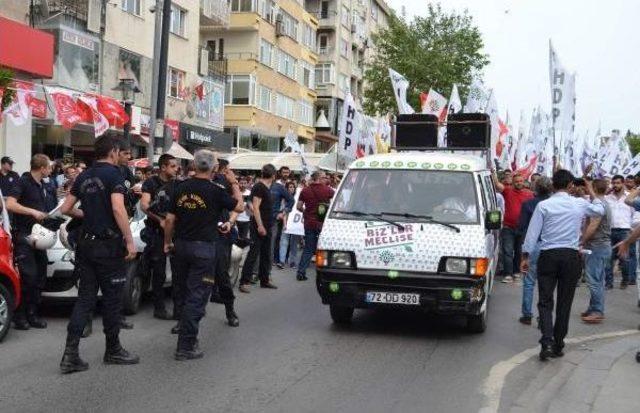 Çorlu'da Hdp’Liler Ak Parti Aracına Saldırdı