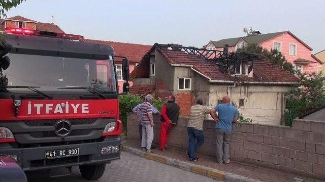 Derince’de Çatı Yangını Korkuttu