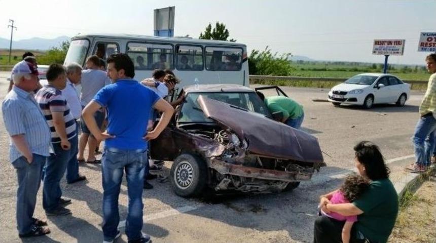 Ceyhan&rsquo;da Trafik Kazası: 4&rsquo;&uuml; &Ccedil;ocuk 8 Yaralı
