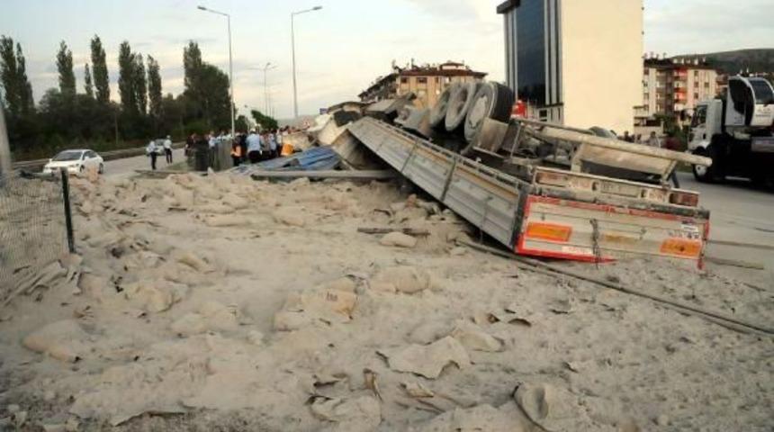 Tokat&rsquo;Ta &Ccedil;imento Y&uuml;kl&uuml; Tır Devrildi; 1 Yaralı