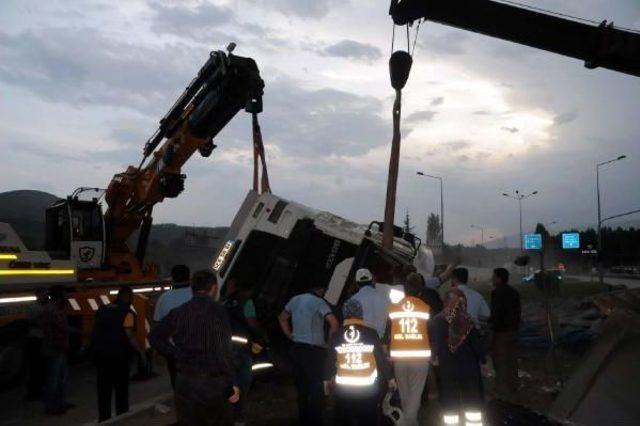 Tokat’Ta Çimento Yüklü Tır Devrildi; 1 Yaralı