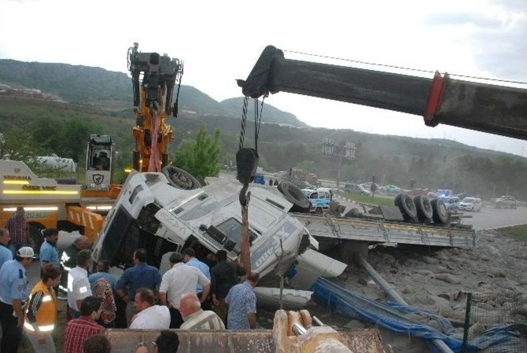 Devrilen Tır&rsquo;da Can Pazarı