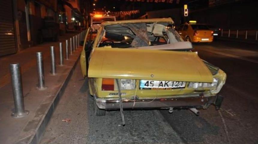 Otomobille &Ccedil;arpışan Kamyon Devrildi: 2 Yaralı