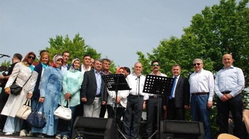 Kaynaşlı&rsquo;da Uğur Işılak&rsquo;la Coştular