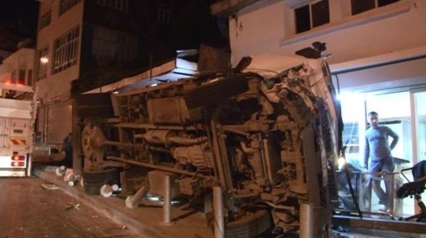 Otomobille &Ccedil;arpışan Kamyon Devrildi: 2 Yaralı