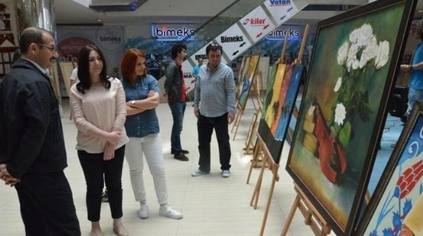 Gen&ccedil;lik Merkezi Kursiyerleri H&uuml;nerlerini Sergiledi