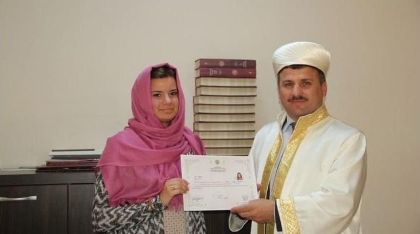 Almanyalı Gen&ccedil; Kız Sakarya&rsquo;da M&uuml;sl&uuml;man Oldu