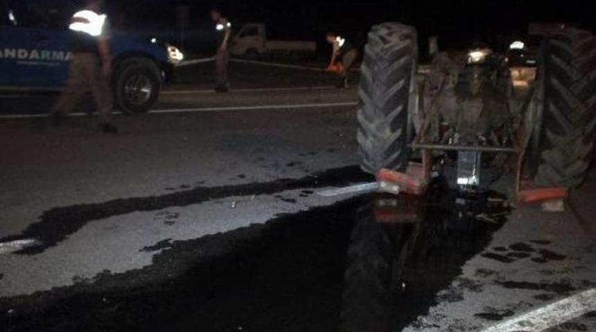 Trakt&ouml;r Otomobille &Ccedil;arpıştı: Aynı Aileden 3 &Ouml;l&uuml;, 3 Yaralı