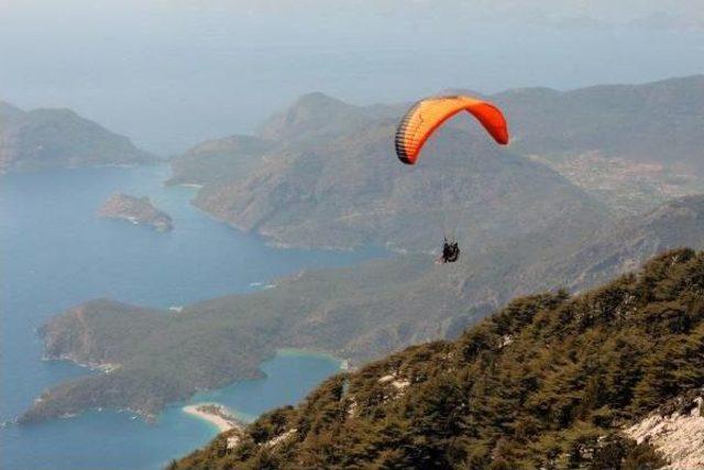 Babadağ'da Yamaç Paraşütü Sezonu Hızlı Başladı