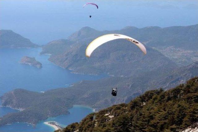 Babadağ'da Yamaç Paraşütü Sezonu Hızlı Başladı