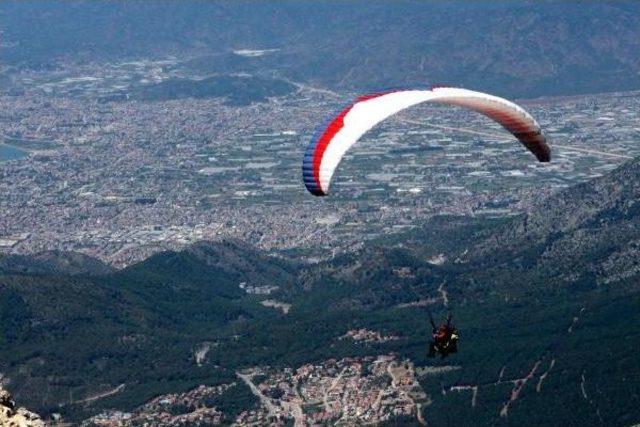 Babadağ'da Yamaç Paraşütü Sezonu Hızlı Başladı