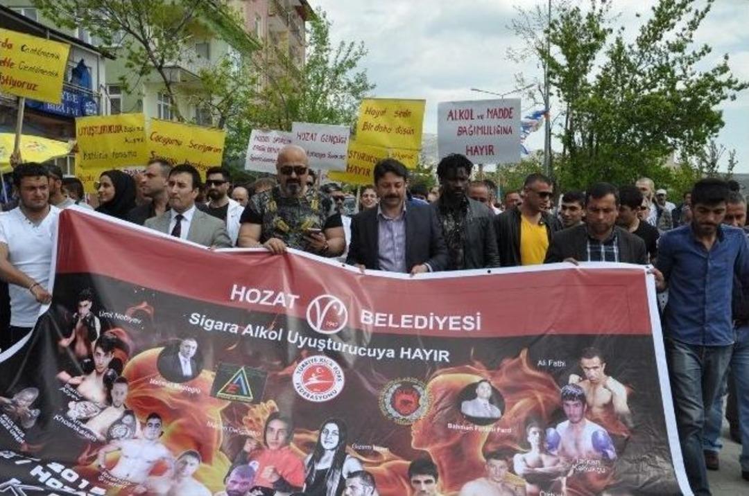 Kick Boks Şampiyonları Ve Vatandaşlar Uyuşturucuya Dikkat &Ccedil;ekmek İ&ccedil;in Y&uuml;r&uuml;d&uuml;