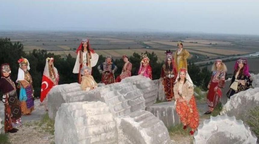 Antik Kentte Anadolu Kadını Temalı Defile