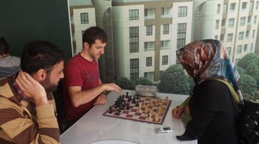 G&uuml;venlik G&ouml;revlisi Kardeşlerden Satran&ccedil; Turnuvası