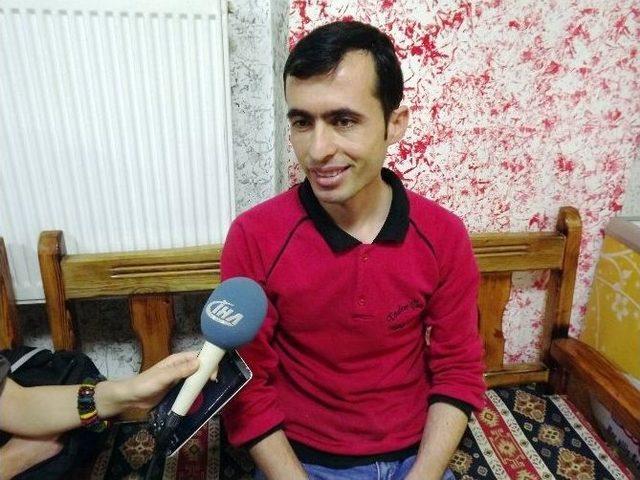 Suriye&rsquo;deki Savaştan Ka&ccedil;an Fransızca &Ouml;ğretmeni Malatya&rsquo;da Bulaşık Yıkıyor 1