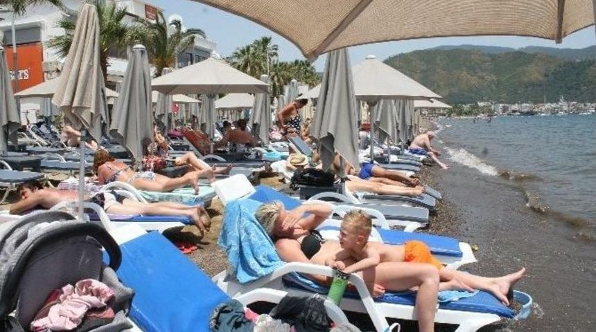 Marmaris&rsquo;te Sıcak Hava Sahilleri Doldurdu