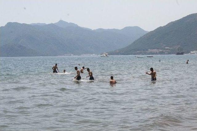 Marmaris’te Sıcak Hava Sahilleri Doldurdu