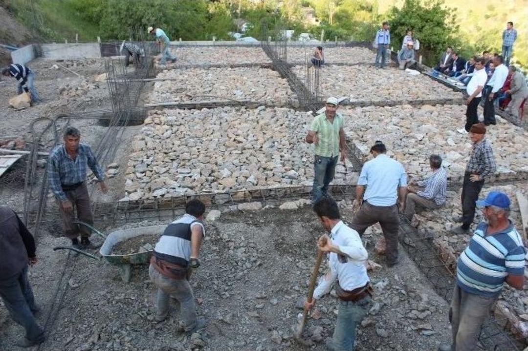 Sason G&uuml;rgenli K&ouml;y&uuml;nde İmece Taziye Usul&uuml;yle Taziye Evi Yapılıyor