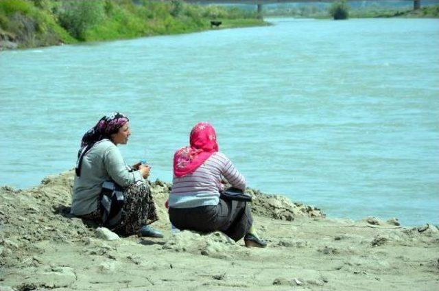 Kaybolan 9 Yaşındaki Ali Emre, Kelkit Çayı'nda Aranıyor