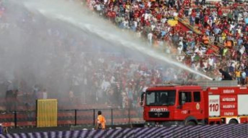 İtfaiye Sıktı Taraftar Serinledi