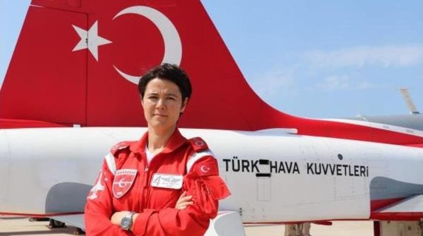 T&uuml;rk Yıldızları&rsquo;Na Ilk Kadın Yıldız