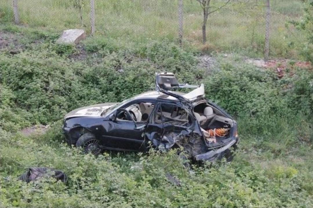 Yoldan &Ccedil;ıkan Otomobil Takla Attı: 2 Yaralı